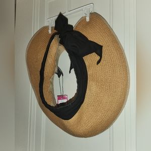 NWOT VINCE CAMUTO floppy tie back visor